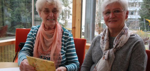 Therese Dörfflinger (links) und Irmgard von Raszweski sind seit jeweils 25 Jahren für Konstanzer Senioren im Einsatz. Sie gehören zum Team der Haushaltshelfer, die der Altenhilfeverein vermittelt. Therese Dörfflinger hält ein Album mit Erinnerungsfotos von den betreuten Senioren in der Hand. Bild: Claudia Rindt
