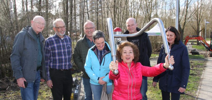 Die ersten Geräte des neuen Bewegungspark in Wollmatingen stehen. Der Altenhilfeverein hat den Bau ermöglicht. Vorsitzende Luise Mitsch testet ein Gerät bei einem Termin mit Dieter Pfirsig (Altenhilfeverein), Herbert Schmitz (Stadt Konstanz), Jürgen Saegert (Mein Platz im Alter), Brigitte Bamann (Altenhilfeverein), Andreas Hoffmann (TBK) und Erika Frey (Altenhilfeverein). Bild: Claudia Rindt